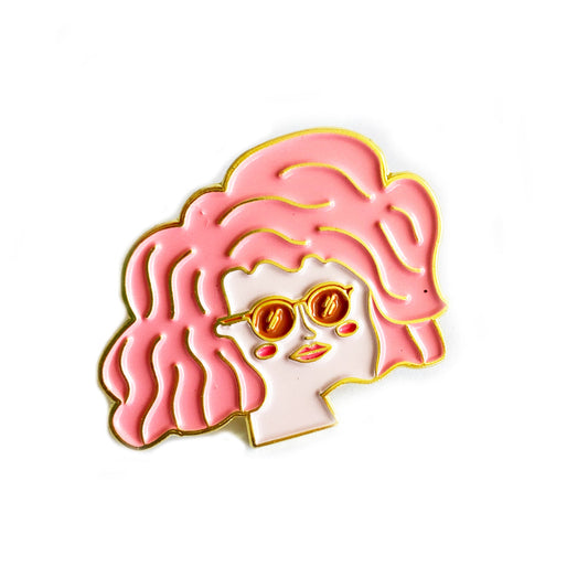 Pin mujer con pelo rosado